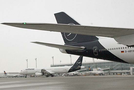 Lufthansa Boeing 747-8 (re.) und Airbus A 321 (li.) im neuem Lufthansa Design erstmals gleichzeitig in M&uuml;nchen am 08.02.2018 (&copy;Foto. Marikka-Laila Maisel)